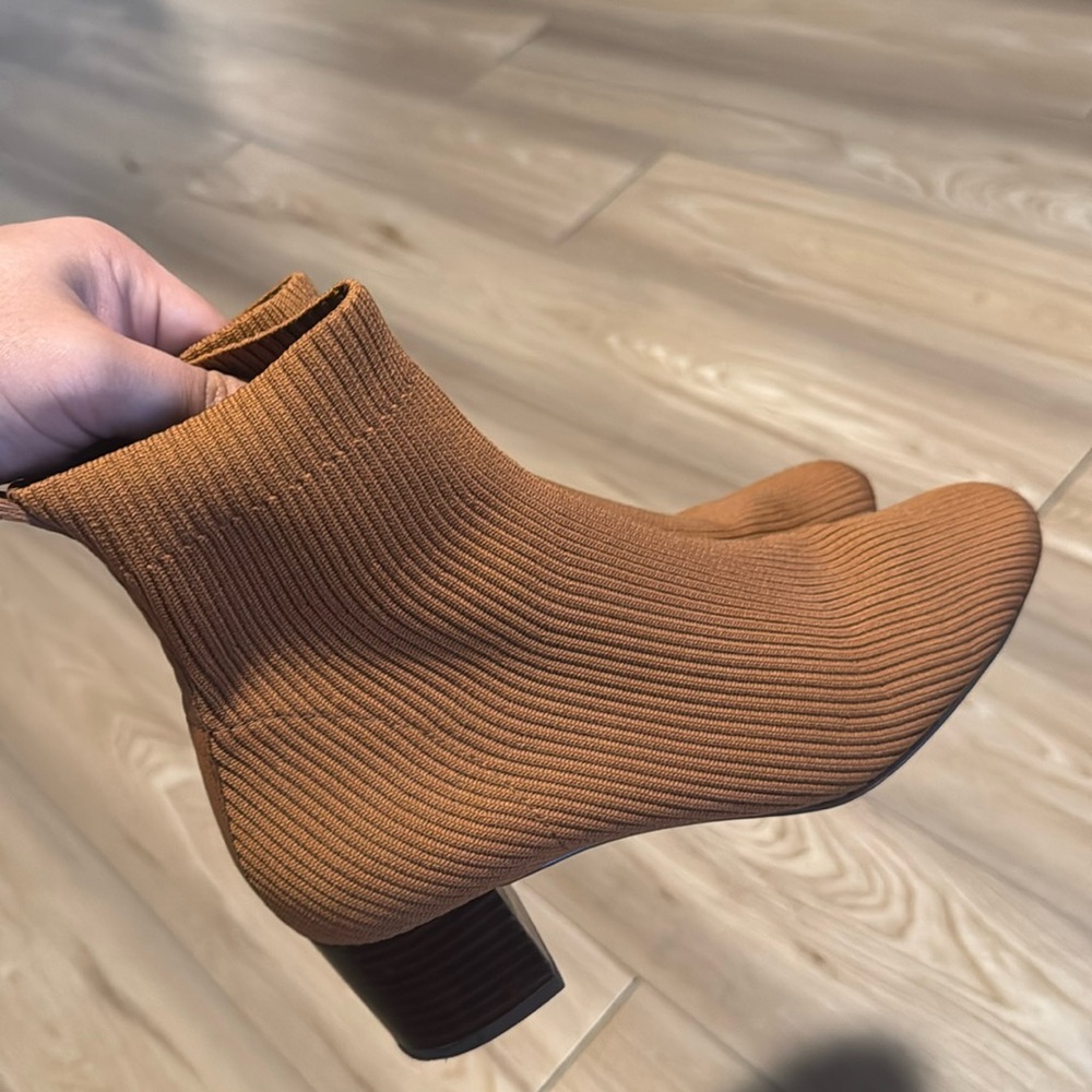 Everlane Chelsea Boots - Size 7.5